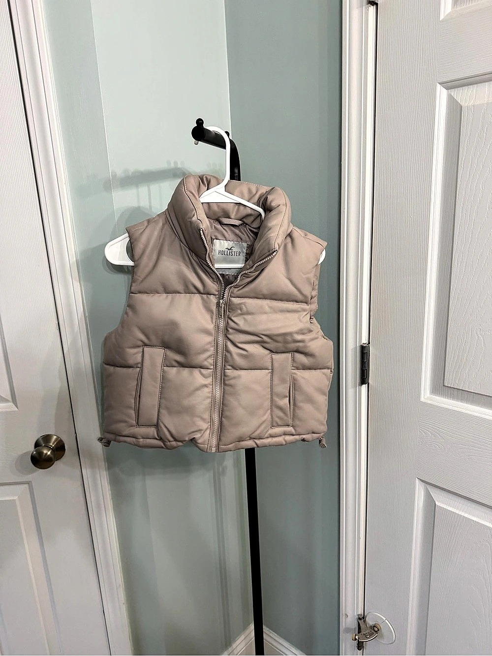 Hollister Puffer Vest in Brown Size XS Like New